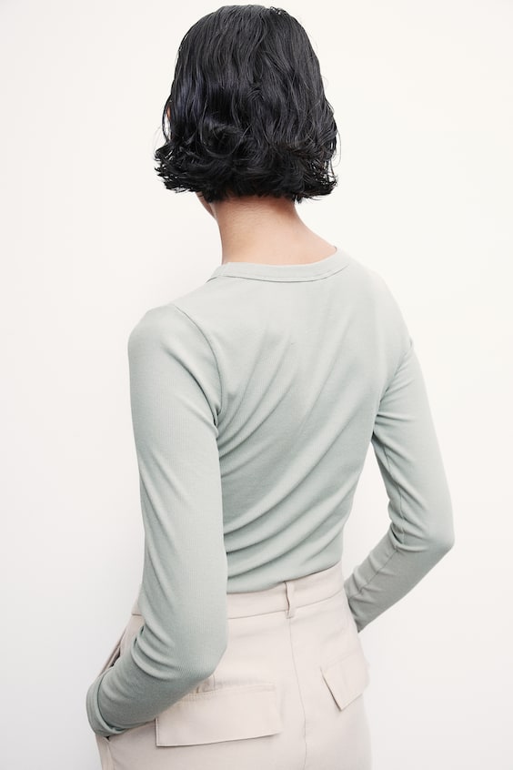 HM Geripptes Shirt aus Modalmix Saisonale Angebote