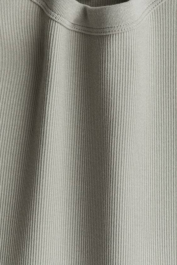 HM Geripptes Shirt aus Modalmix Saisonale Angebote