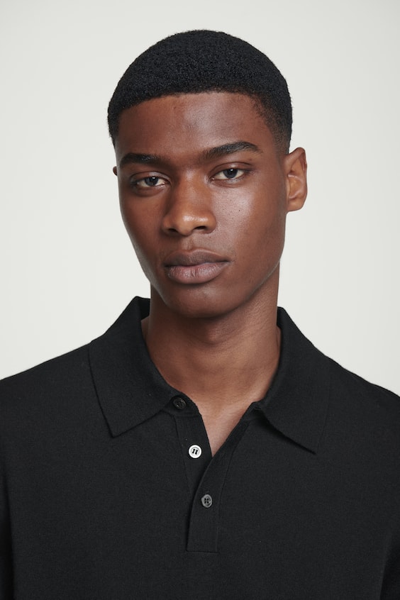 HM SCHMAL GESCHNITTENES POLOSHIRT AUS MERINOWOLLE Limitierter Zeitrabatt