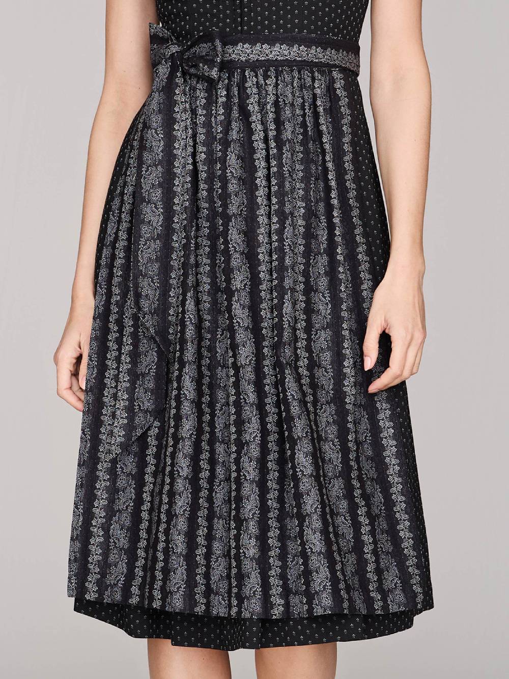 Limberry Schwarzes Dirndl mit Streublumen - VERA BLACK Tiefpreis