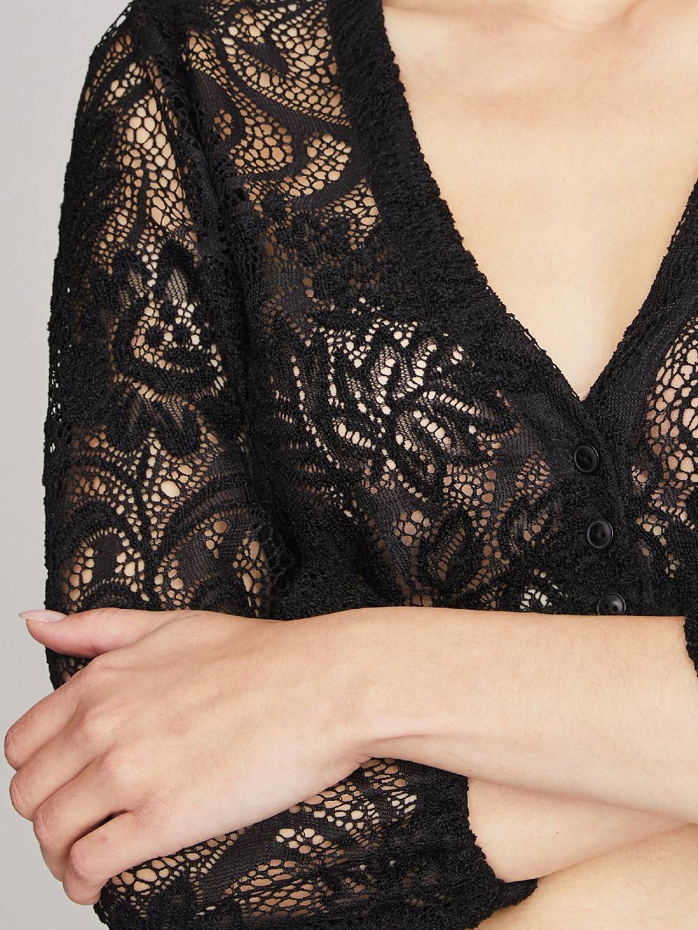 Limberry Schwarze Dirndlbluse mit V-Ausschnitt - IVANNA SCHWARZ Bestseller