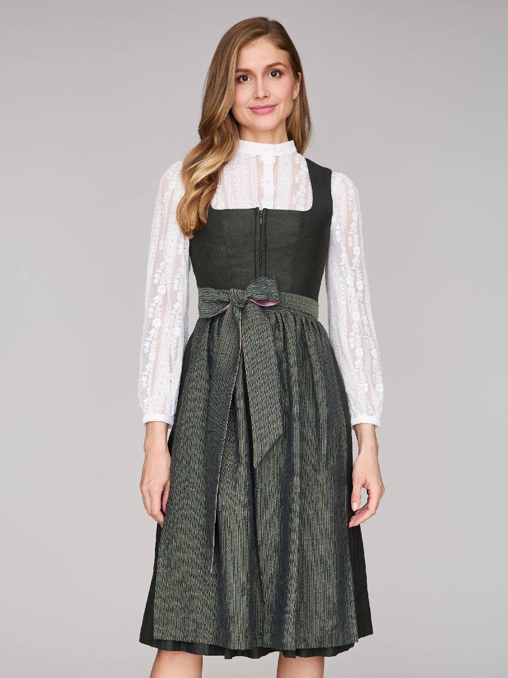 Limberry Hochgeschlossene Dirndlbluse aus Lochspitze - ROMINA Letzter Tag