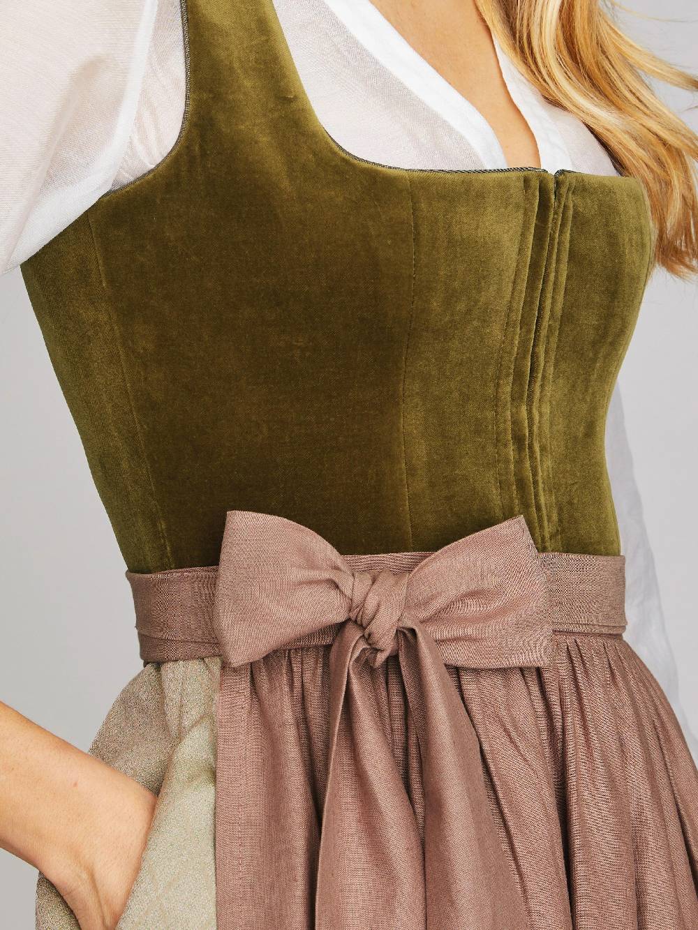 Limberry Olivgrünes Dirndl mit Samt-Mieder - DELILAH OLIVE Speichern exportieren