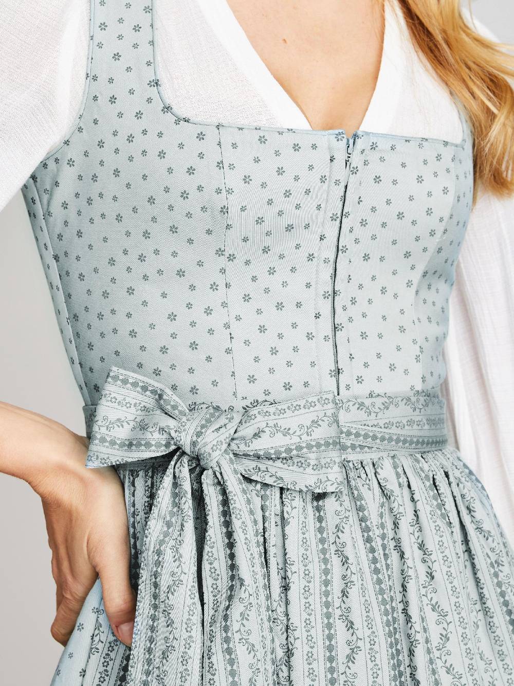 Limberry Hellblaues Waschdirndl mit Streublumen - OPHELIA SAGE GREEN Im Verkauf