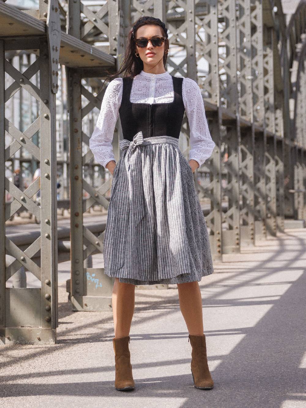 Limberry Schwarzes Dirndl mit Samt-Mieder - KIRA MONACO Bestseller