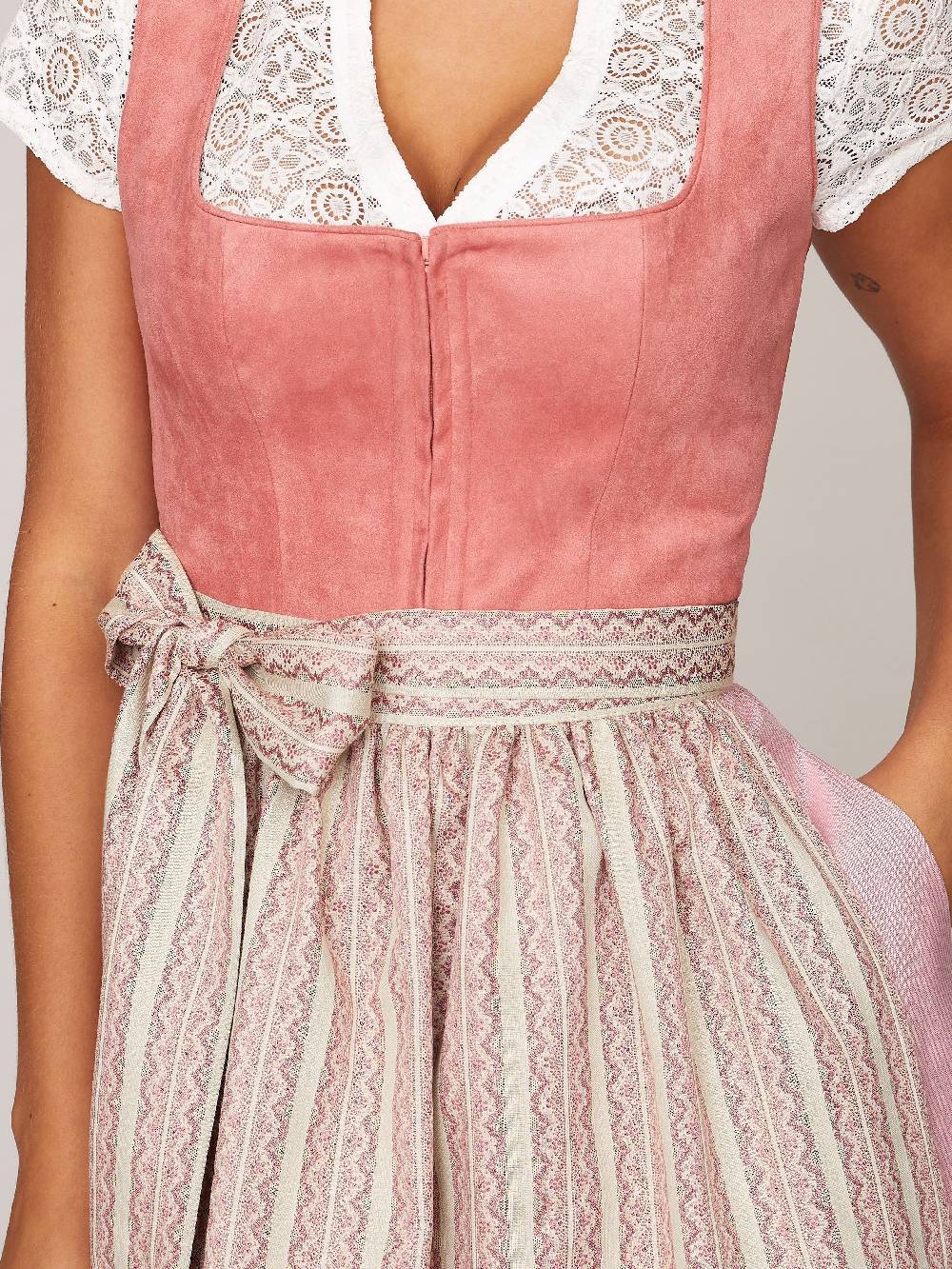 Limberry Weiße Dirndlbluse mit Blumen-Kreis-Spitze - KRISTINA im Angebot