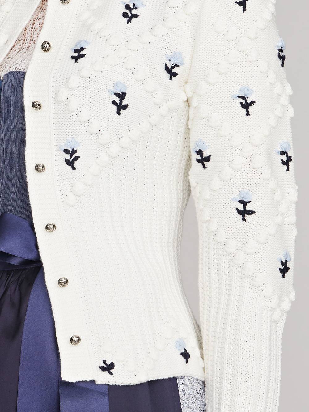 Limberry Cremeweiße Strickjacke mit blauer Blumenstickerei - ROMY Exklusivangebot