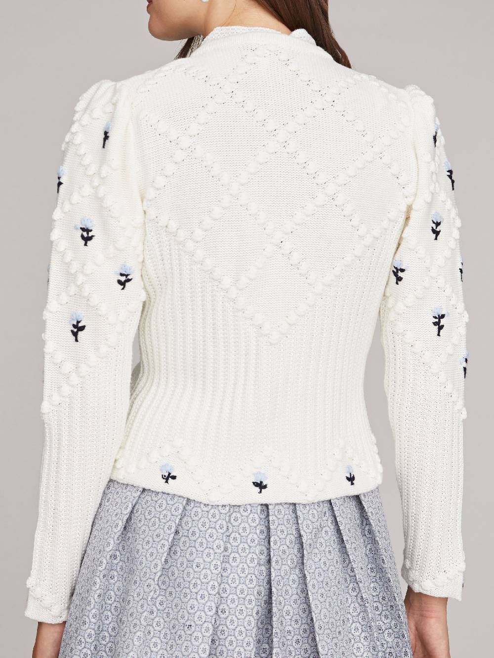 Limberry Cremeweiße Strickjacke mit blauer Blumenstickerei - ROMY Exklusivangebot