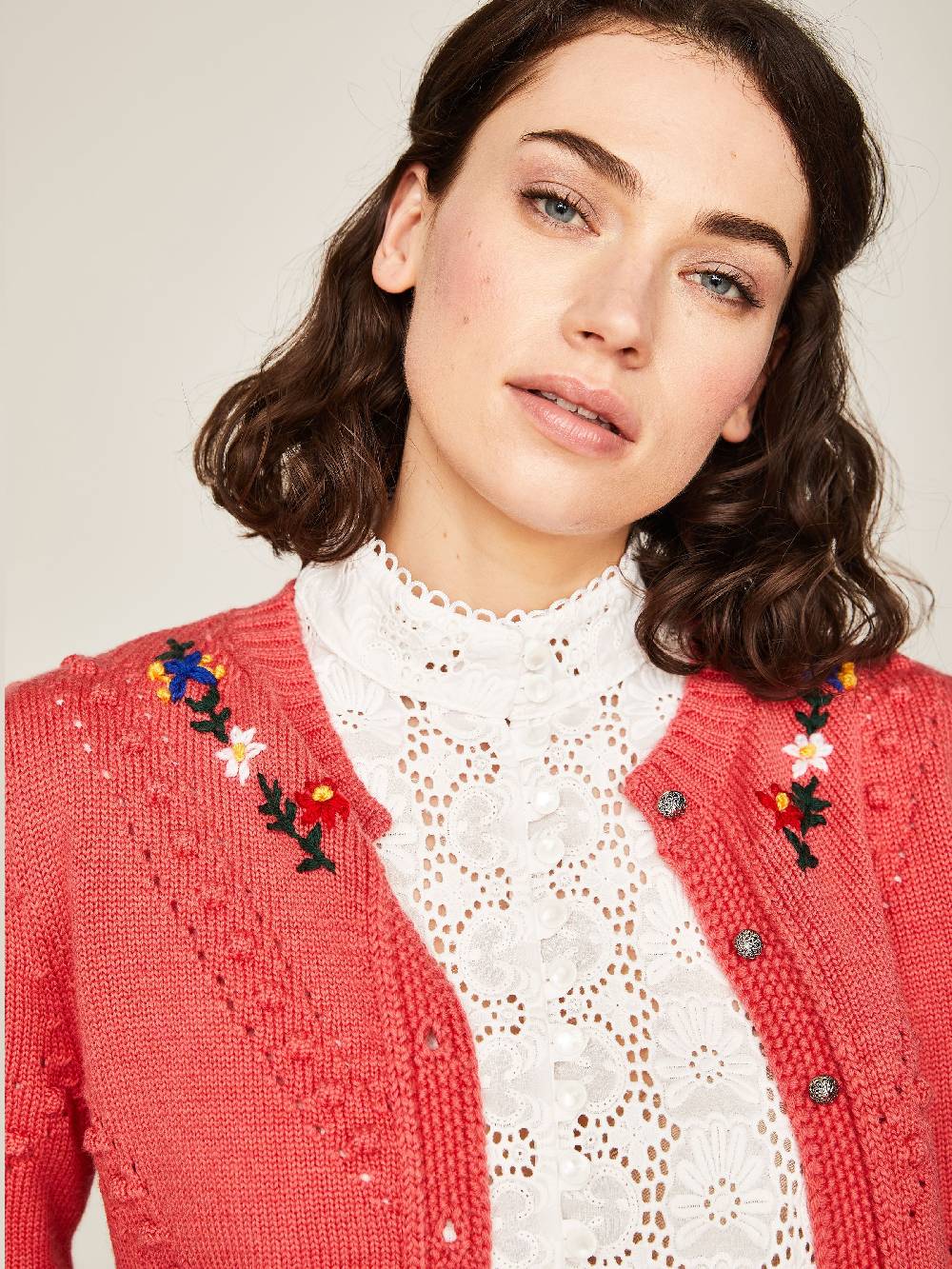 Limberry Strickjacke in Koralle mit Blumenstickerei - THERESA Kauf eins, bekomm eins gratis