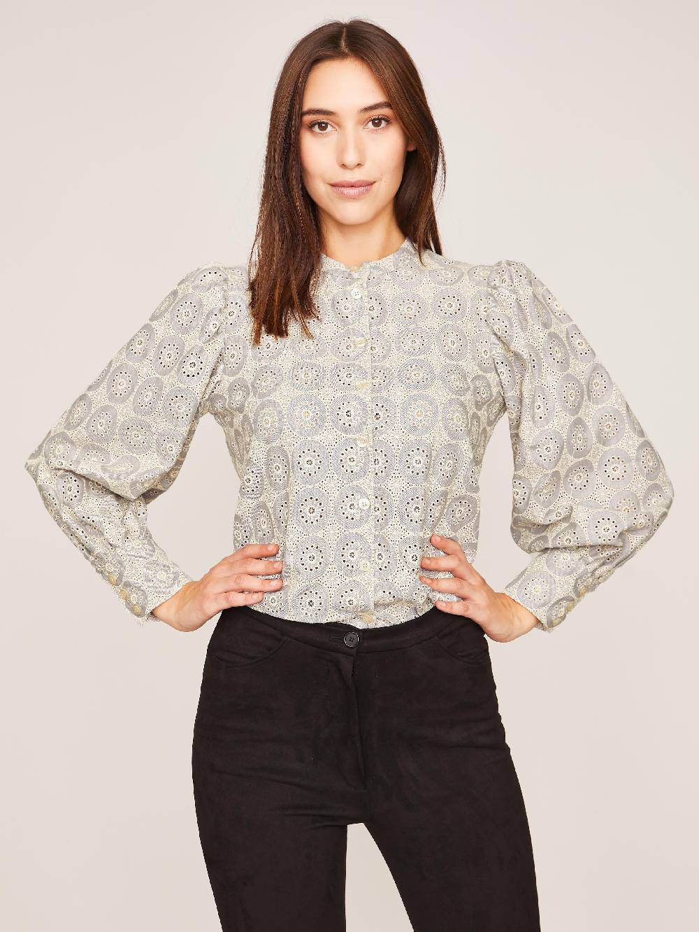 Limberry Hellgraue Bluse mit Stickerei - ADELINE Bis zu 60% Rabatt