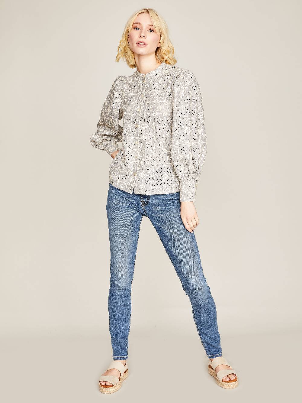 Limberry Hellgraue Bluse mit Stickerei - ADELINE Bis zu 60% Rabatt