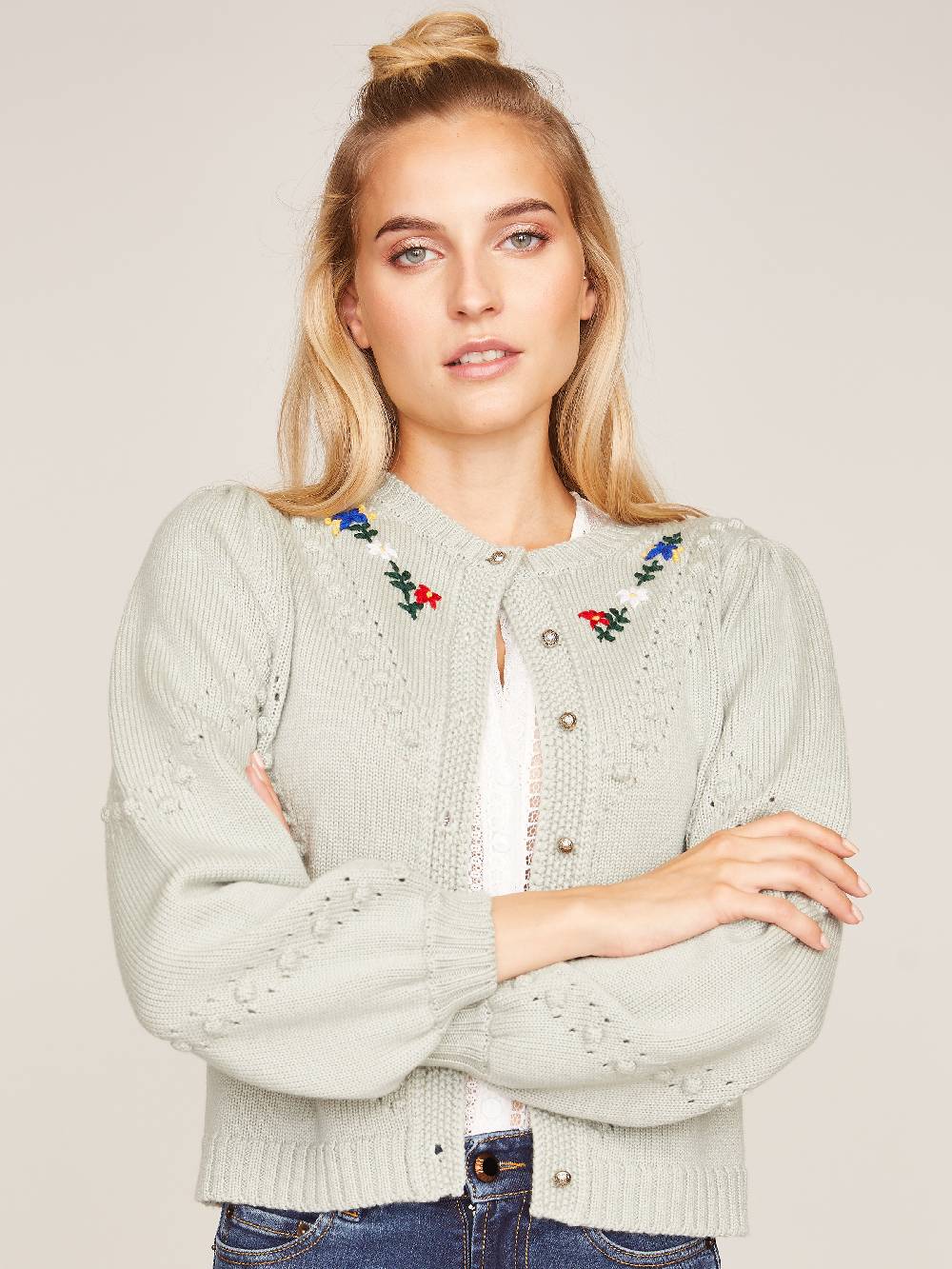 Limberry Strickjacke in Khaki mit Blumenstickerei - THERESA Fabrikladen