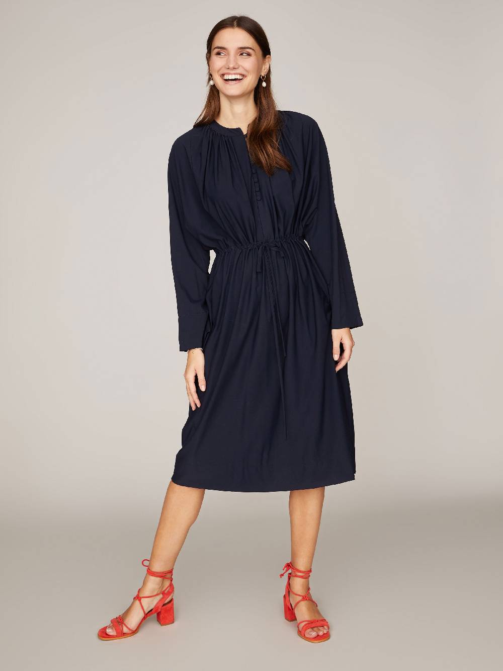 Limberry Dunkelblaues Oversize-Kleid mit Knopfleiste - LIV SCHWARZBLAU Fabrikverkauf