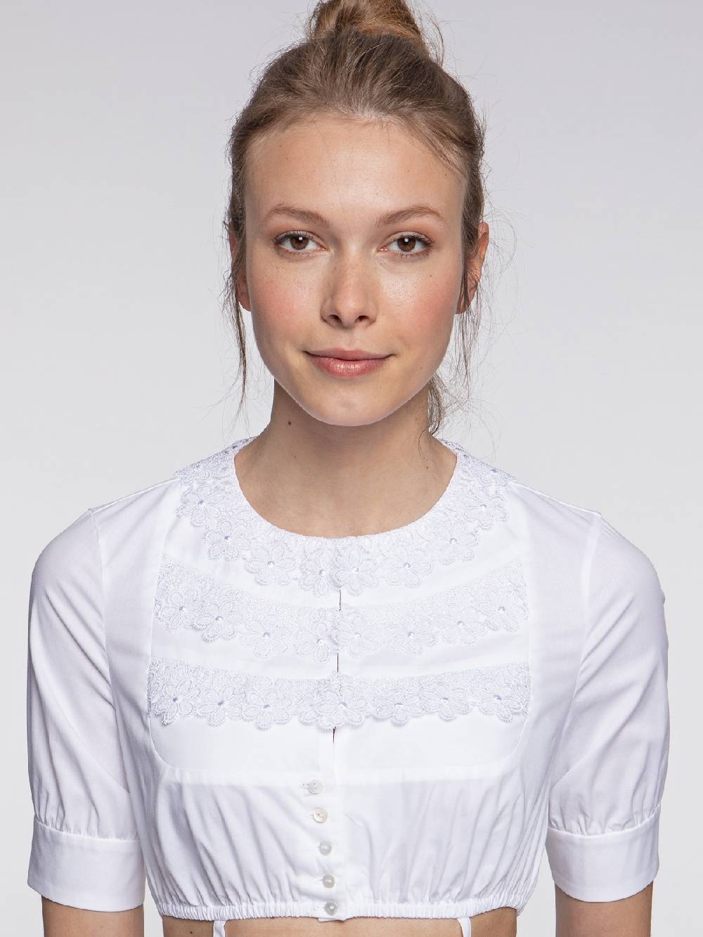 Limberry Weiße Dirndlbluse mit floraler Spitzenapplikation - ALVA Fabrikpreis