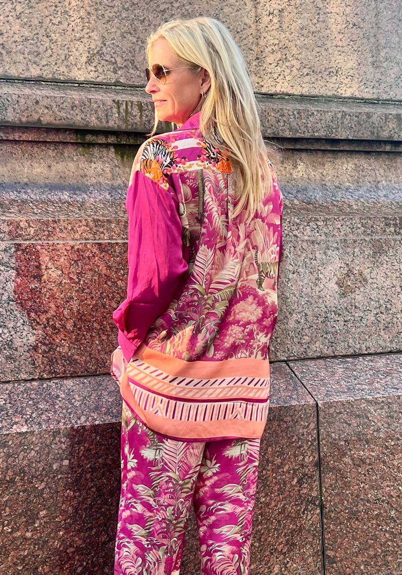 Miss Goodlife Blouse Tiger in the jungle – berry Jubiläumsangebot