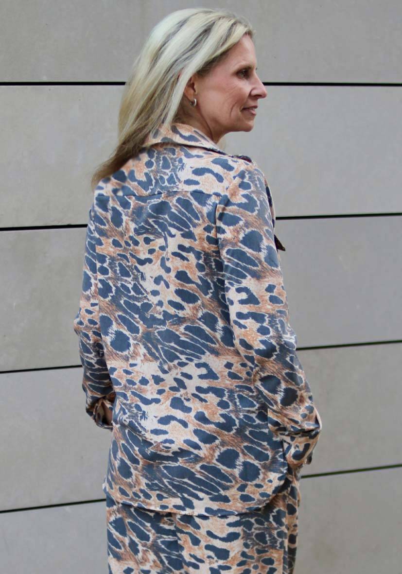 Miss Goodlife Bluse Fancy Leo – blurred brown Blitzangebot