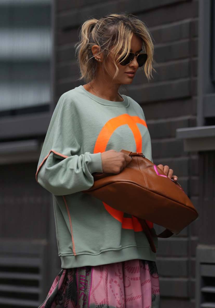 Miss Goodlife Roundneck Peace – almond Fabrikpreis