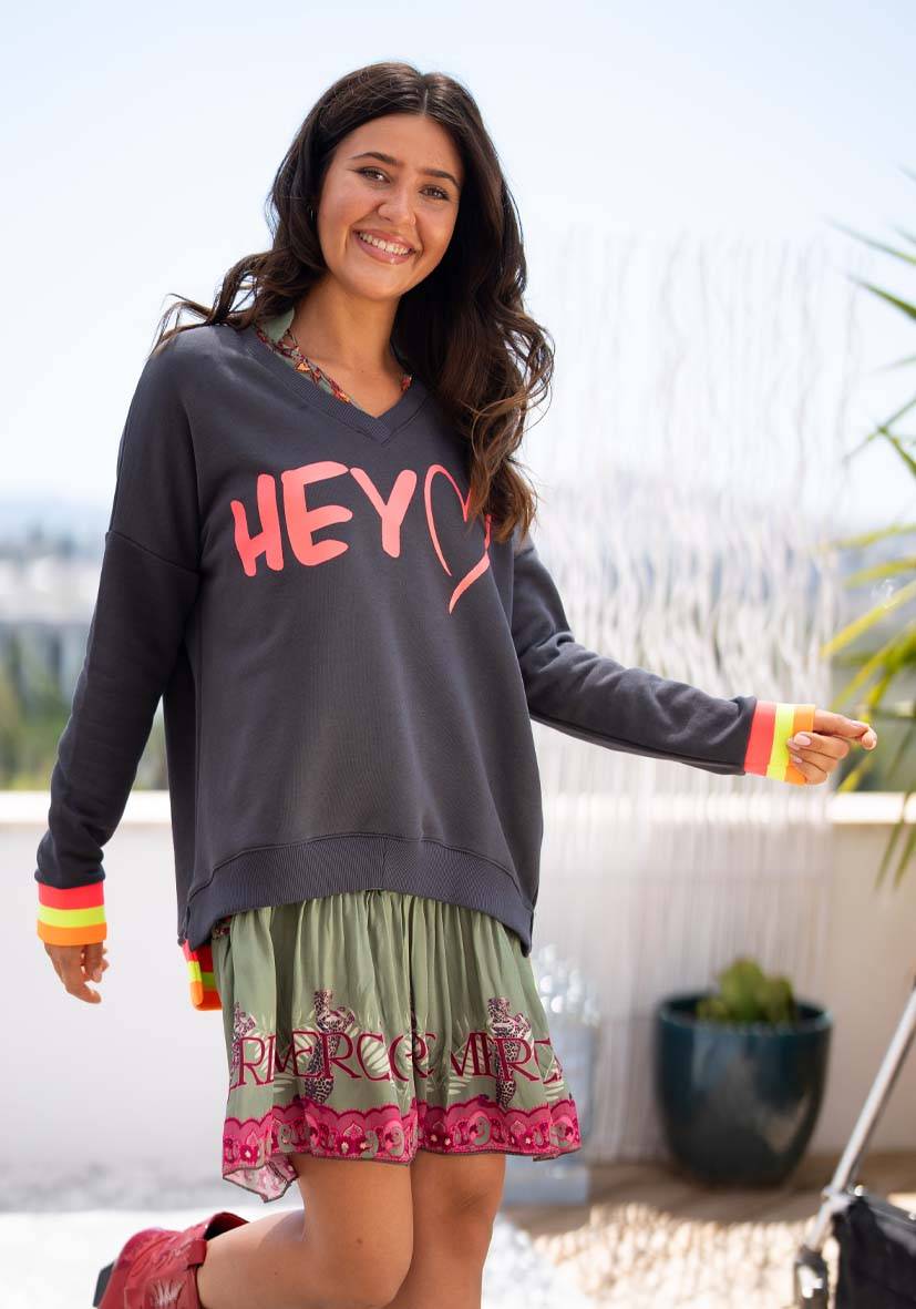 Miss Goodlife V-Neck Hey! – anthracite Begrenztes Angebot