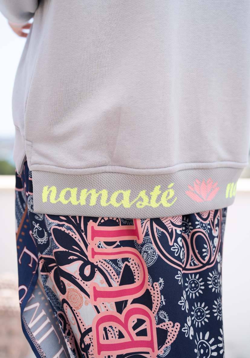 Miss Goodlife V-Neck Namasté Strass – grey Vierteljährliche Förderung
