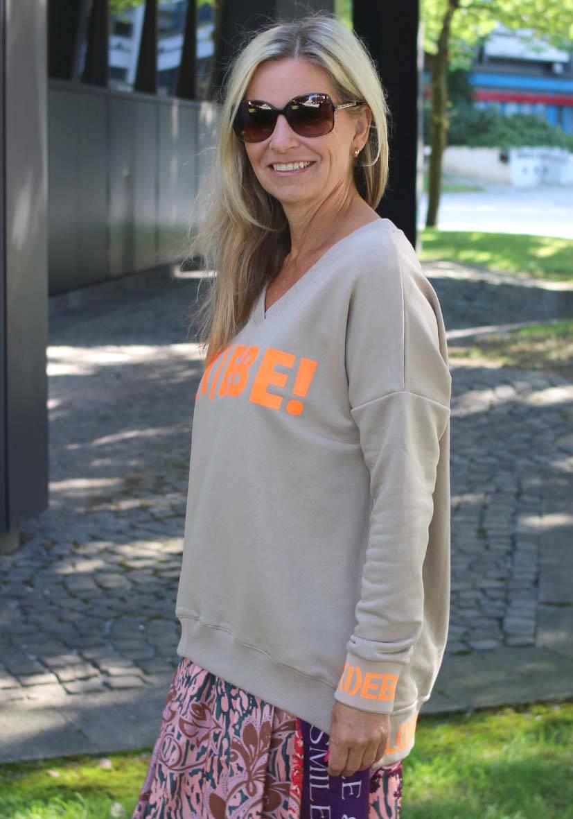 Miss Goodlife V-Neck L(i)ebe – sand 50% Rabatt für begrenzte Zeit