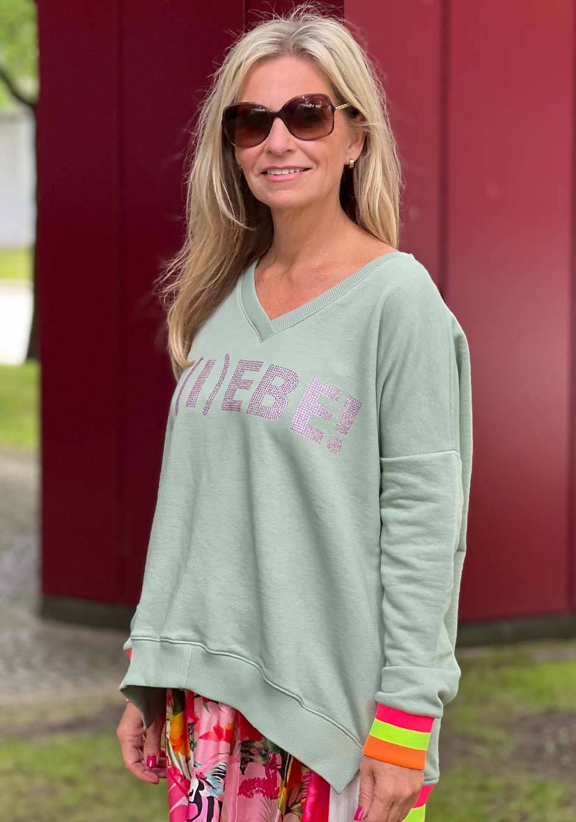 Miss Goodlife V-Neck L(i)ebe Strass – almond Rabatte dieses Monats