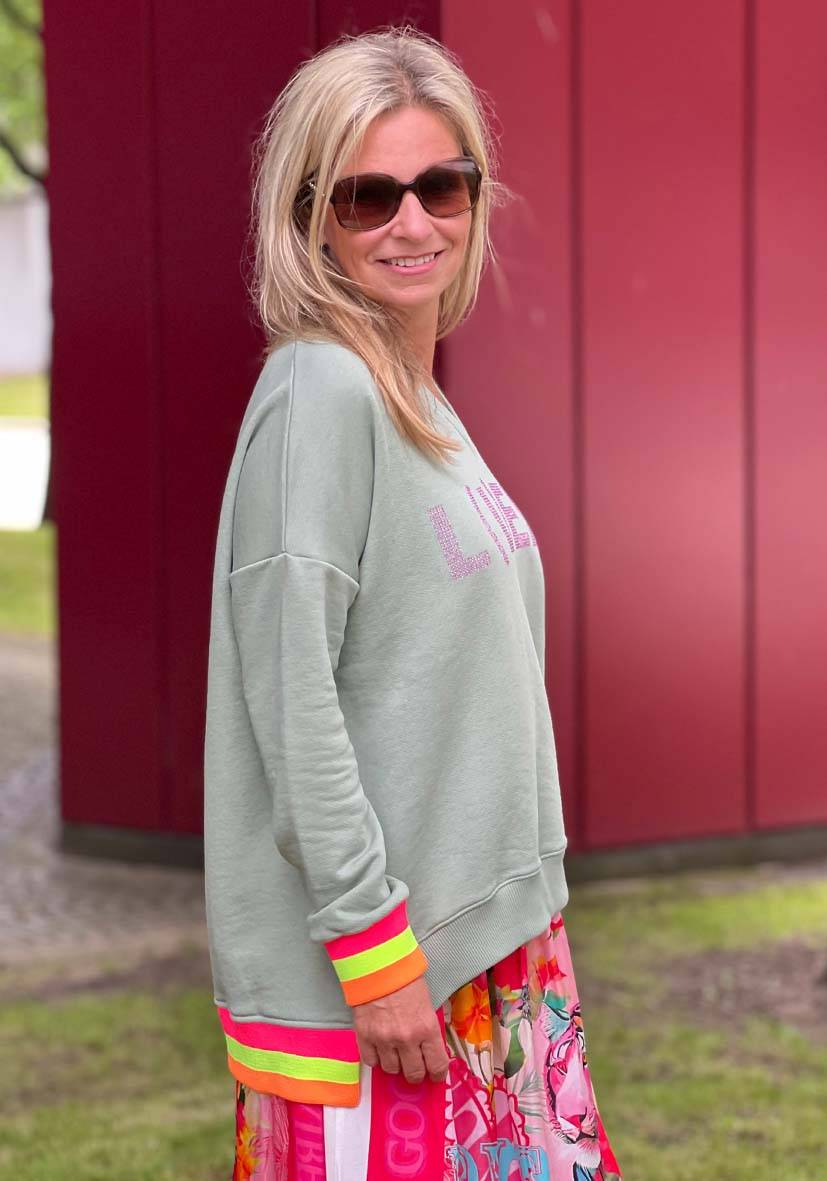Miss Goodlife V-Neck L(i)ebe Strass – almond Rabatte dieses Monats