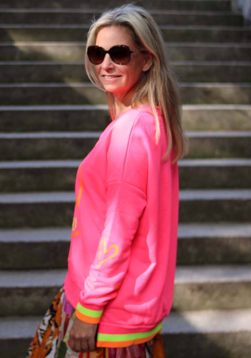 Miss Goodlife V-Neck Smile Ibiza – neonpink Blitzangebot