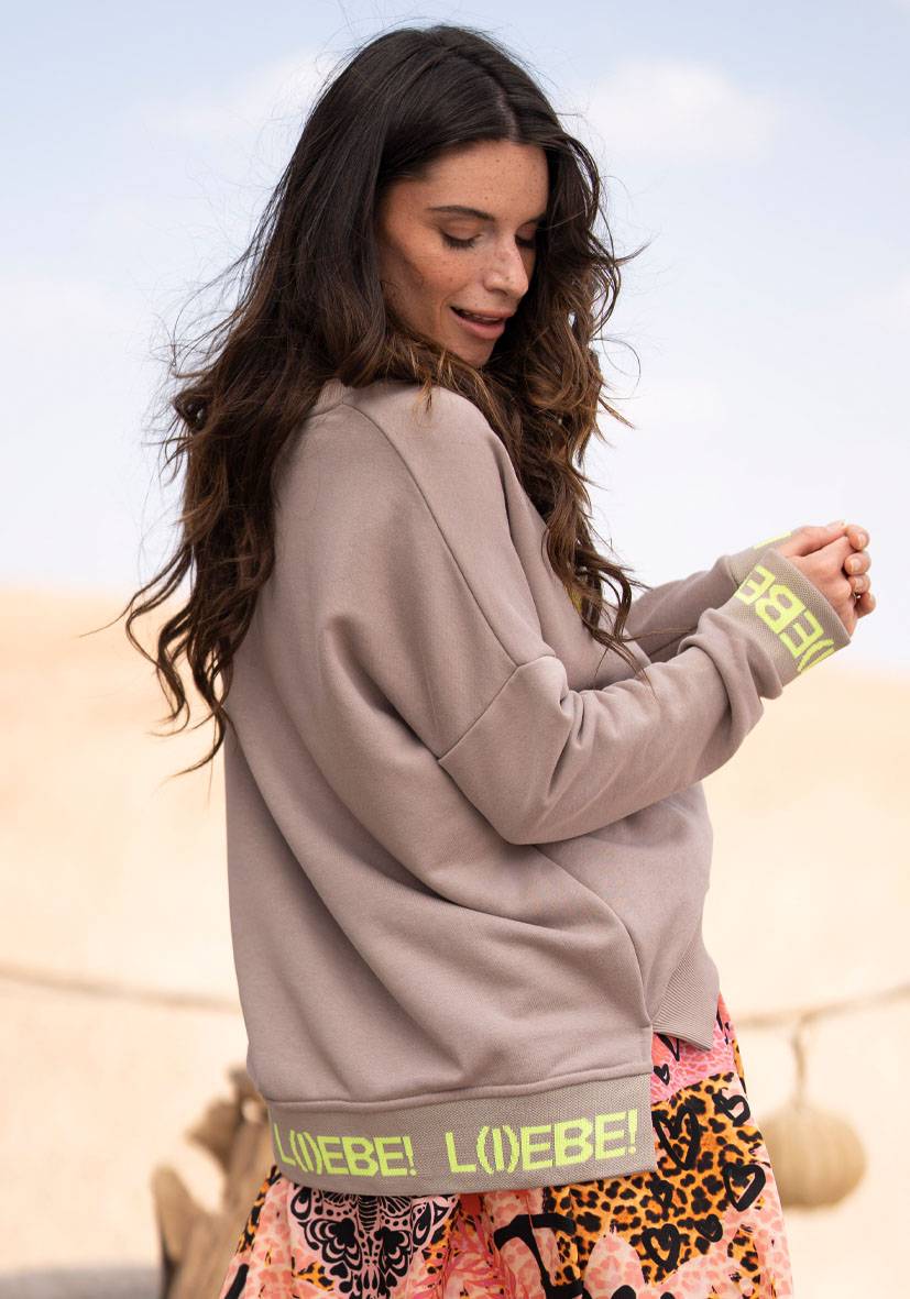 Miss Goodlife V-Neck L(i)ebe Strass – sand/neonyellow Super Sparpreis