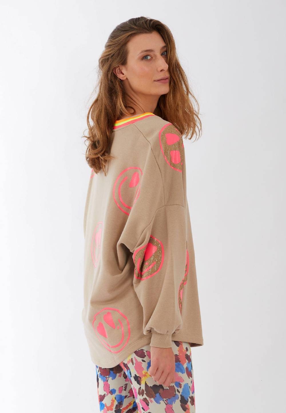 Miss Goodlife V-Neck Heartface Strass – sand zollfrei