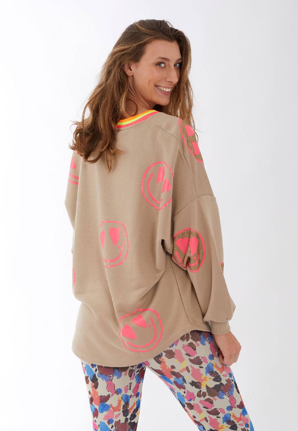 Miss Goodlife V-Neck Heartface Strass – sand zollfrei