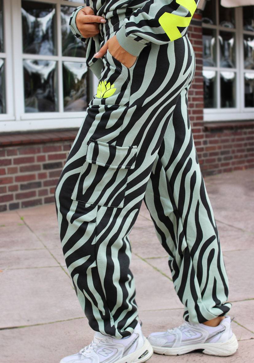 Miss Goodlife Pants Namaste Zebra – almond Fabrikpreis
