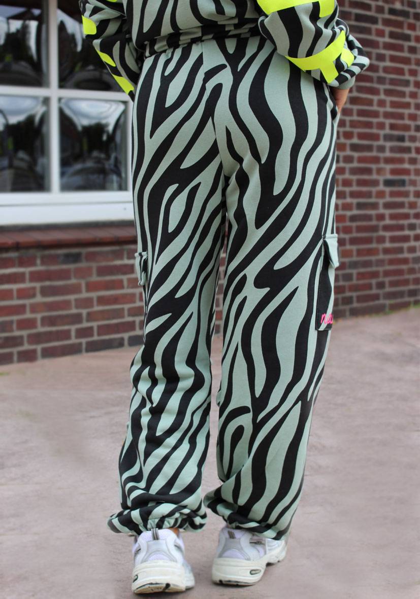 Miss Goodlife Pants Namaste Zebra – almond Fabrikpreis