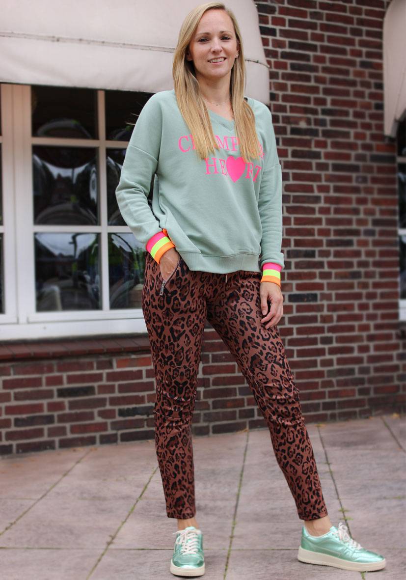 Miss Goodlife Jog-Pants Fancy Leo – brown Exklusivangebot