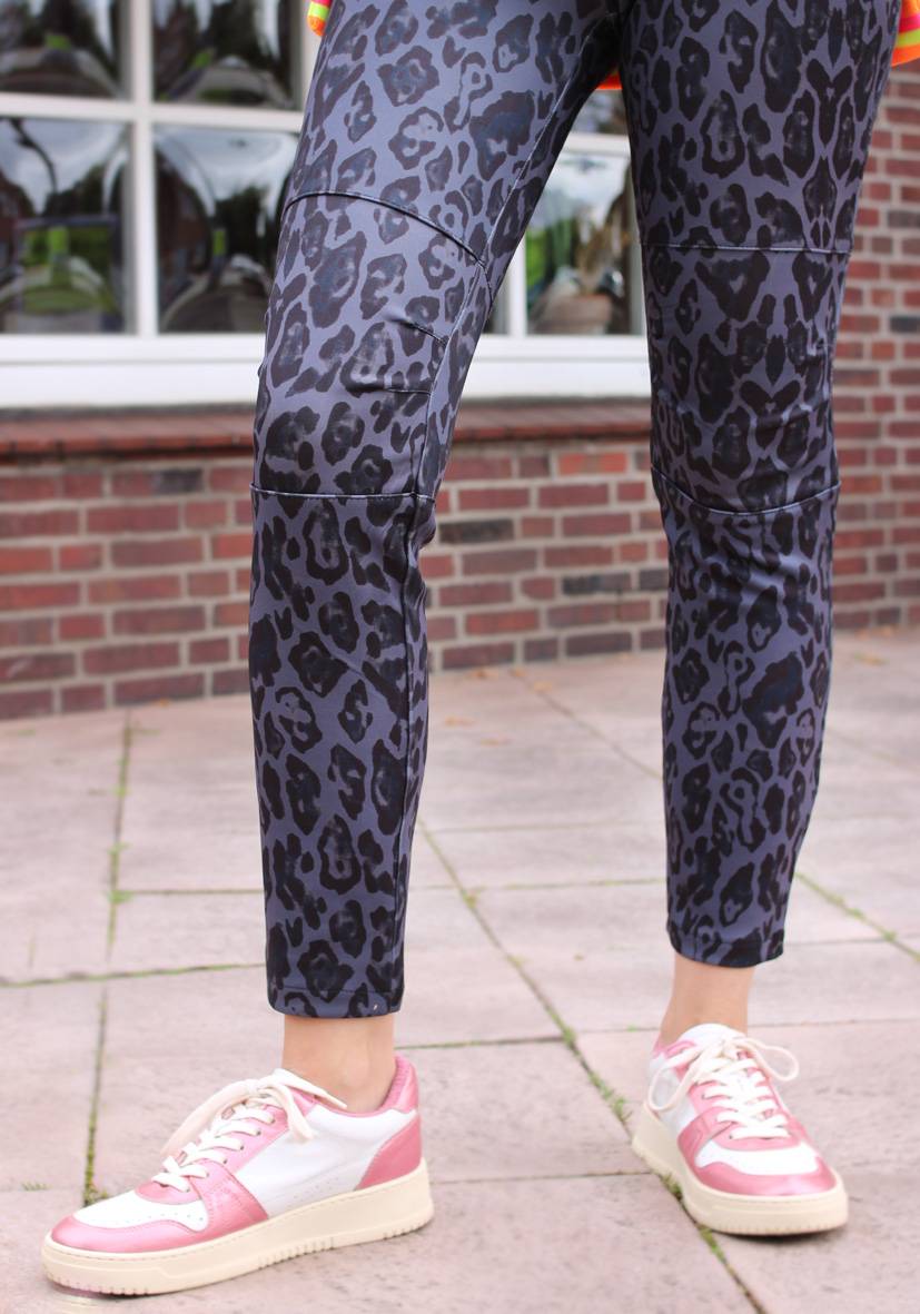 Miss Goodlife Jog-Pants Fancy Leo – anthracite Preisnachlass