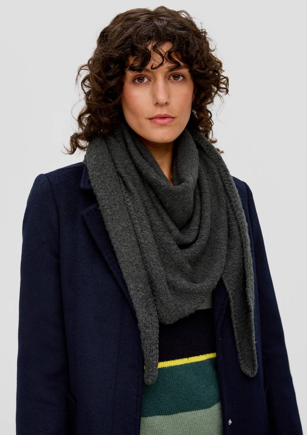S.Oliver Tuch aus Bouclé Discount Store für neue Produkte